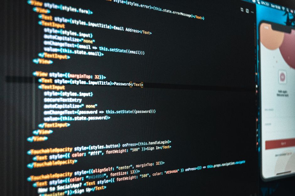 Преподаватель показывает схему работы веб-приложения